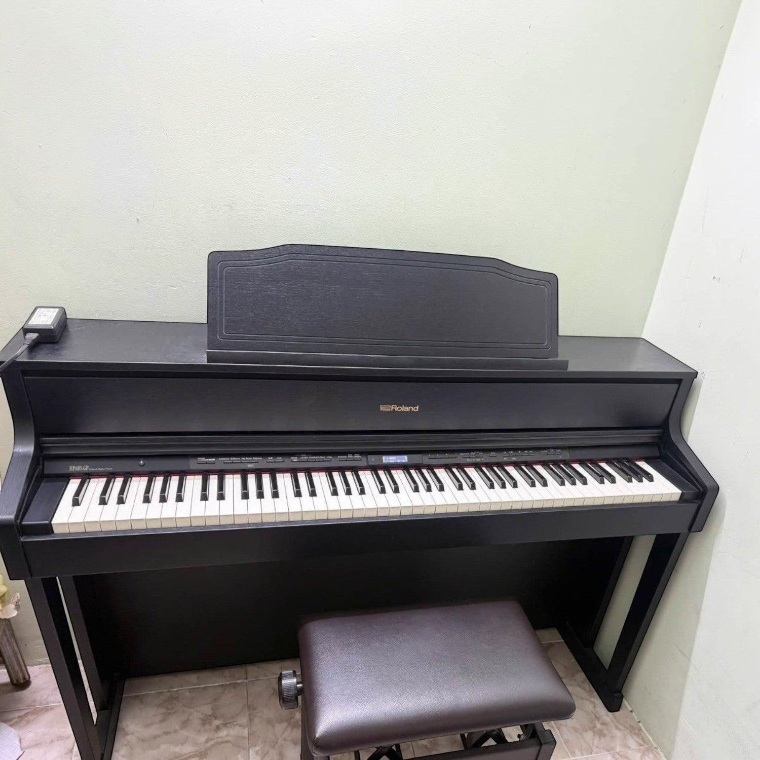 Đàn piano điện TÂN NHẠC CỤ Roland HP605 màu đen với bàn phím gỗ lai PHA-50 và ghế ngồi đi kèm