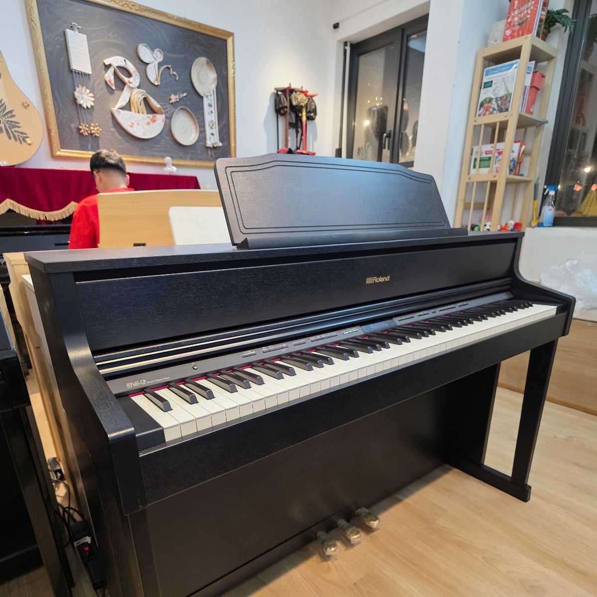 Đàn piano điện Roland HP605 màu đen tại showroom Tân Nhạc Cụ với bàn phím gỗ lai PHA-50 cao cấp