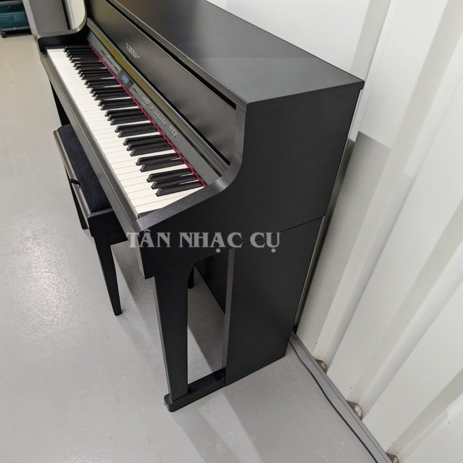 Đàn piano điện Roland HP605 màu đen tại TÂN NHẠC CỤ, thiết kế sang trọng với bàn phím gỗ lai PHA-50 bền bỉ.