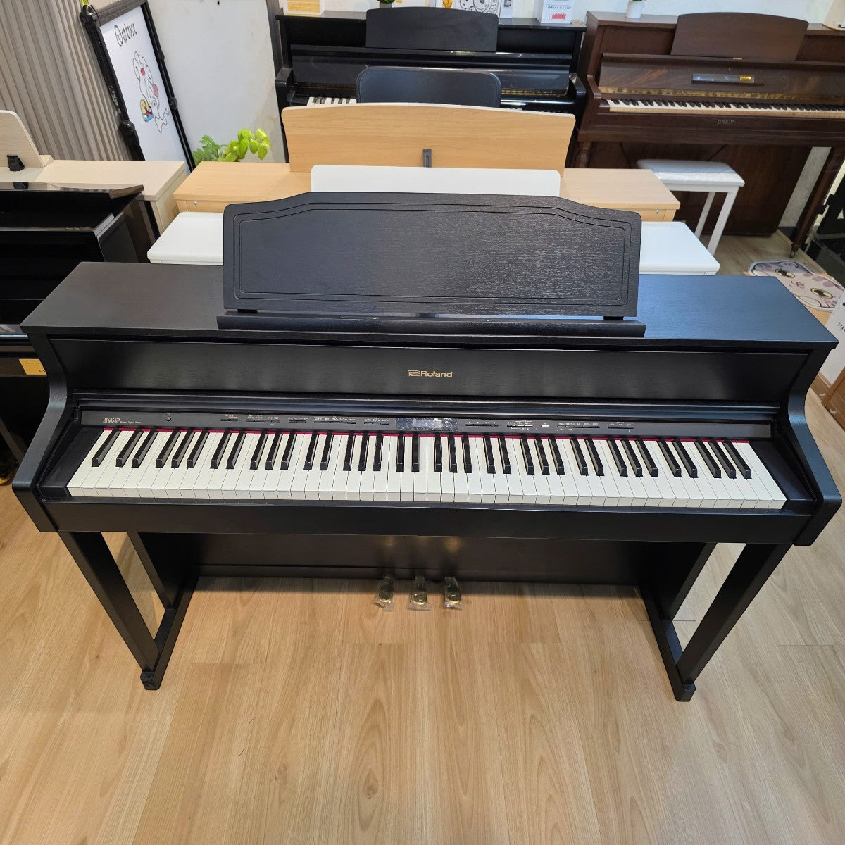 Đàn piano điện Roland HP605 màu đen tại showroom Tân Nhạc Cụ với bàn phím gỗ lai PHA-50 và thiết kế sang trọng