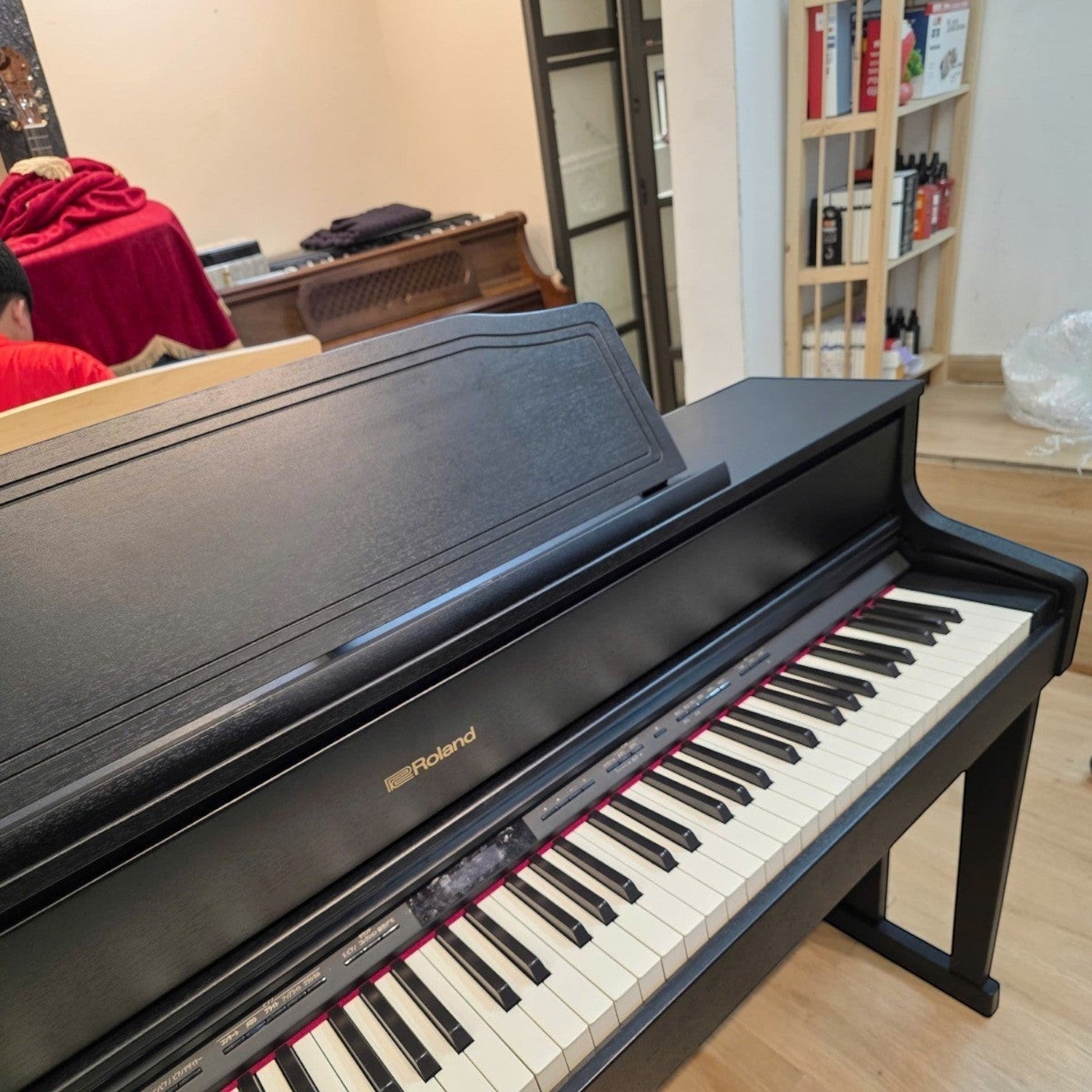 Đàn piano điện Roland HP605 màu đen tại showroom Tân Nhạc Cụ với bàn phím gỗ lai PHA-50 cao cấp
