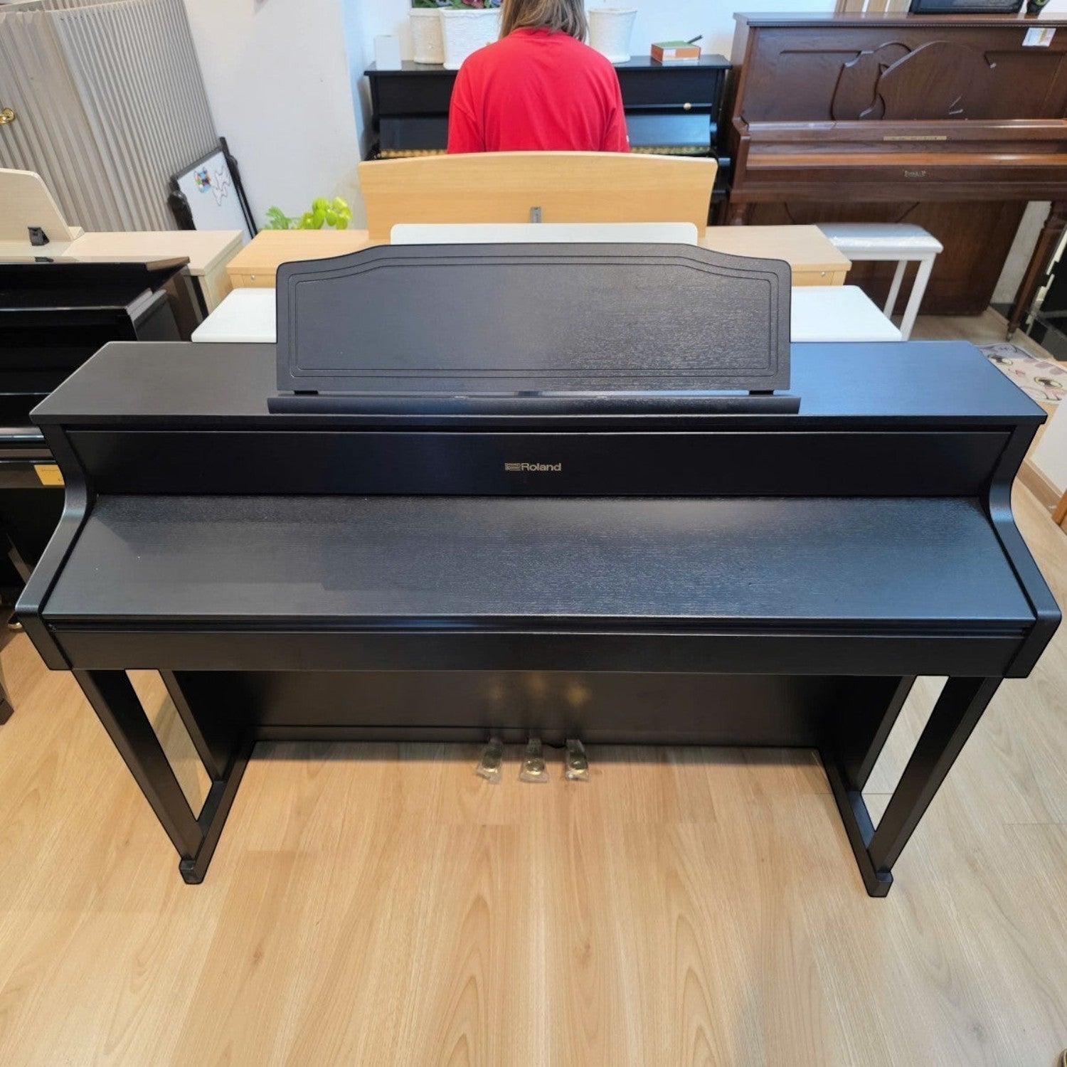 Đàn piano điện Roland HP605 màu đen tại showroom TÂN NHẠC CỤ với thiết kế sang trọng và bàn phím PHA-50 cao cấp