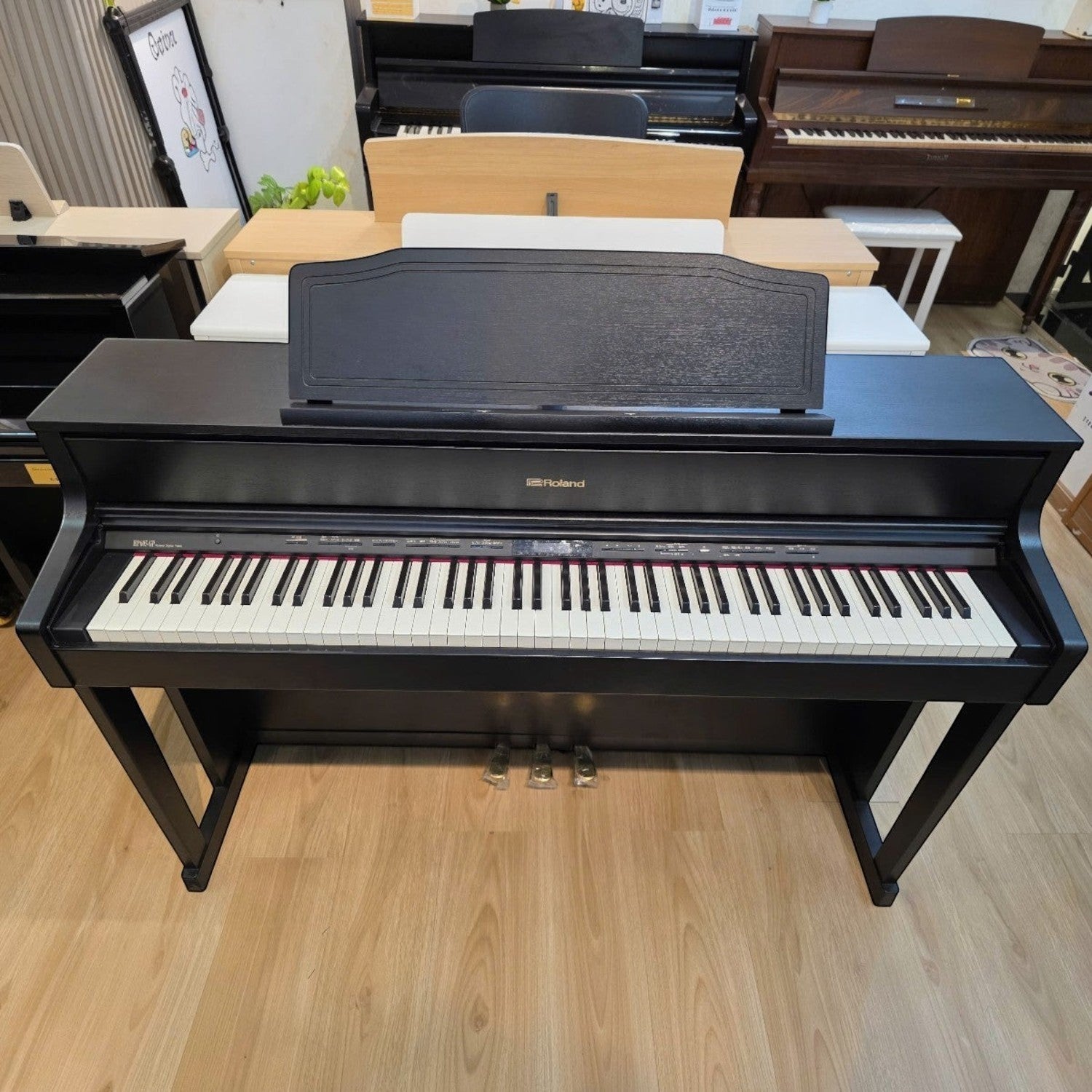Đàn piano điện Roland HP605 màu đen tại Tân Nhạc Cụ với bàn phím gỗ lai PHA-50 và thiết kế sang trọng