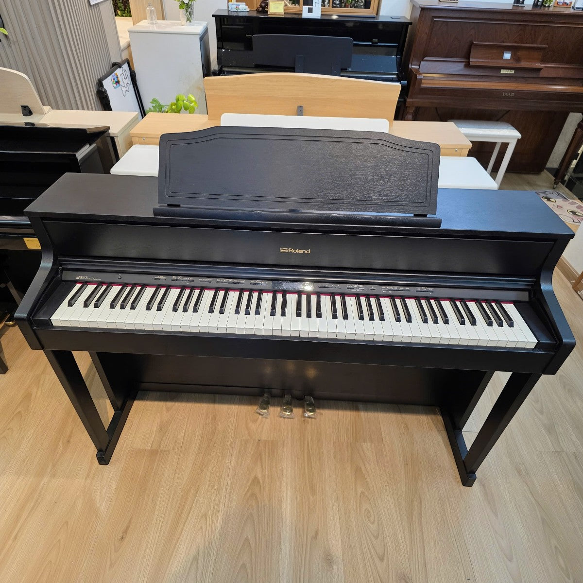 Đàn piano điện Roland HP605 màu đen tại showroom Tân Nhạc Cụ với bàn phím gỗ lai PHA-50 và thiết kế sang trọng