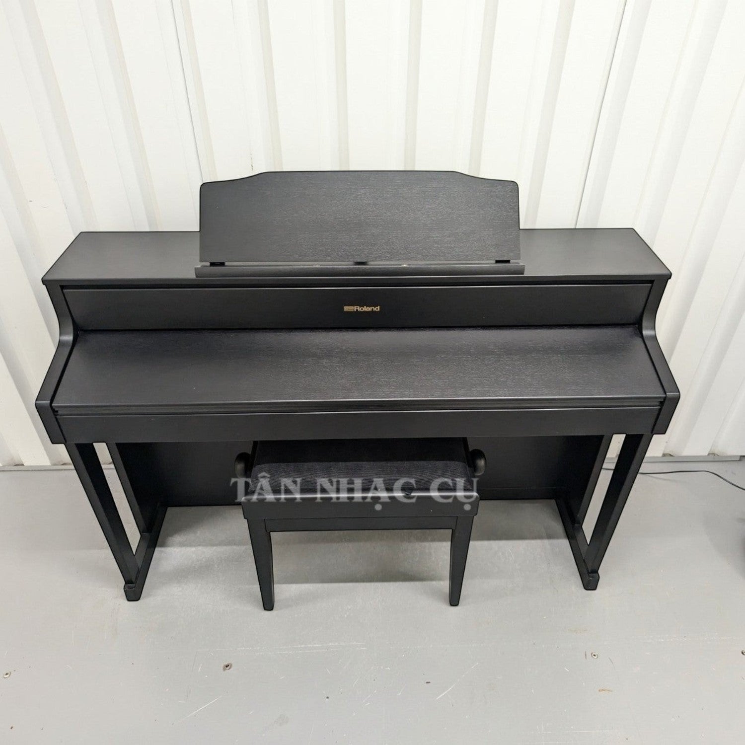 Đàn piano điện Roland HP605 màu đen tại Tân Nhạc Cụ, thiết kế sang trọng với bàn phím gỗ lai PHA-50 cao cấp.