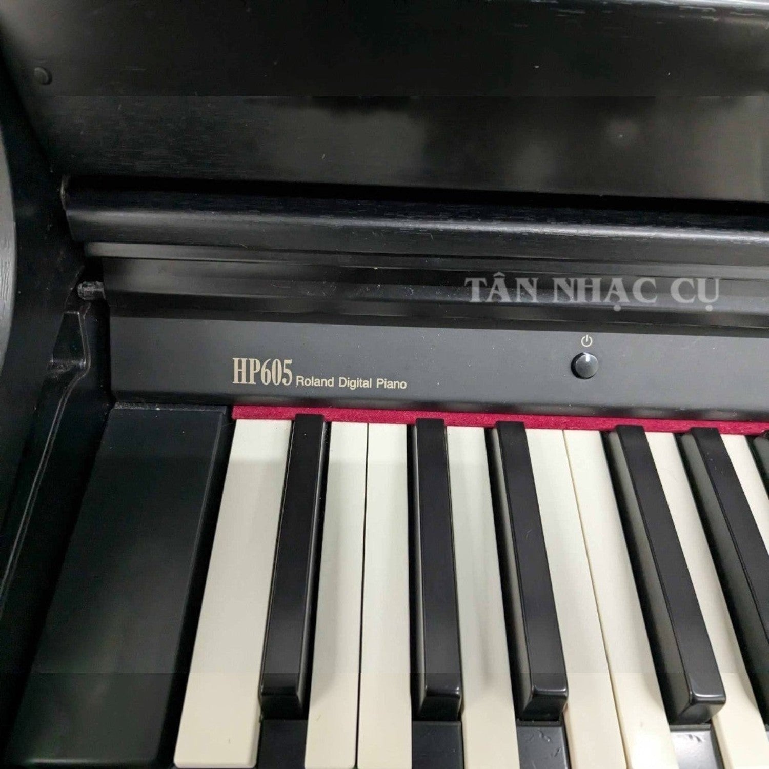 Đàn piano điện Roland HP605 màu đen tại TÂN NHẠC CỤ, cận cảnh bàn phím PHA-50 và logo thương hiệu