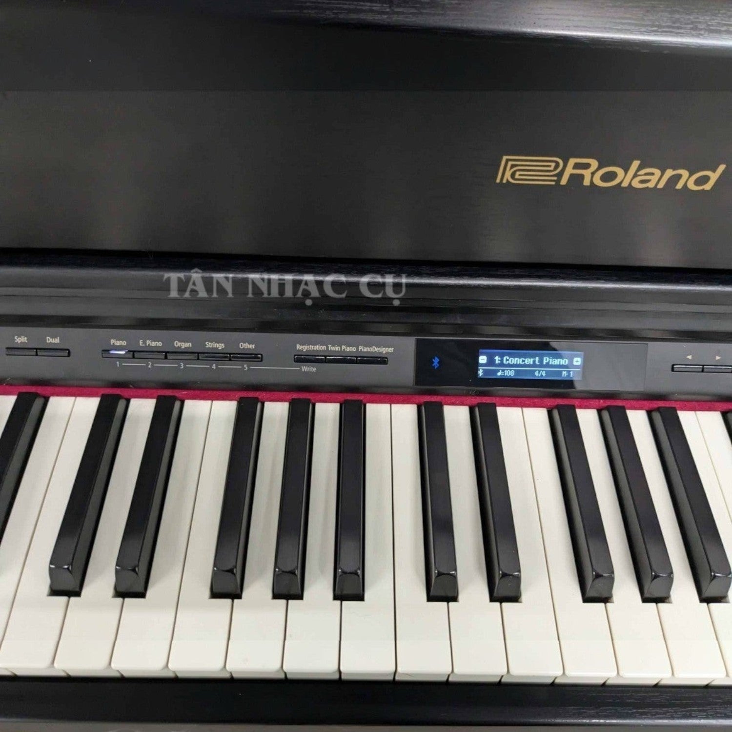 Bàn phím và bảng điều khiển đàn piano điện Roland HP605 tại Tân Nhạc Cụ với màn hình LCD và các nút chức năng