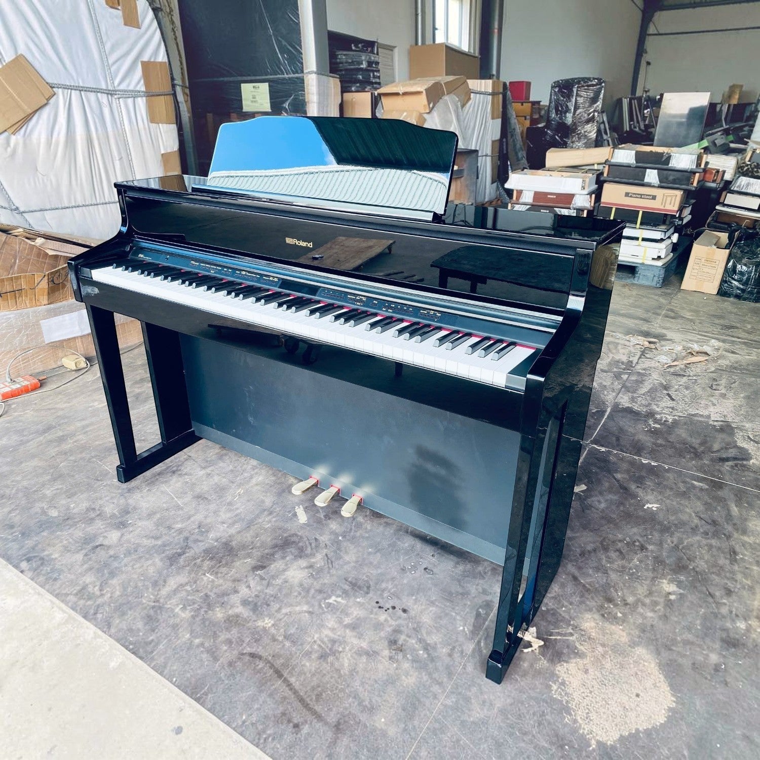 Đàn piano điện TÂN NHẠC CỤ Roland HP605 màu đen bóng với bàn phím PHA-50, thiết kế sang trọng trong kho hàng