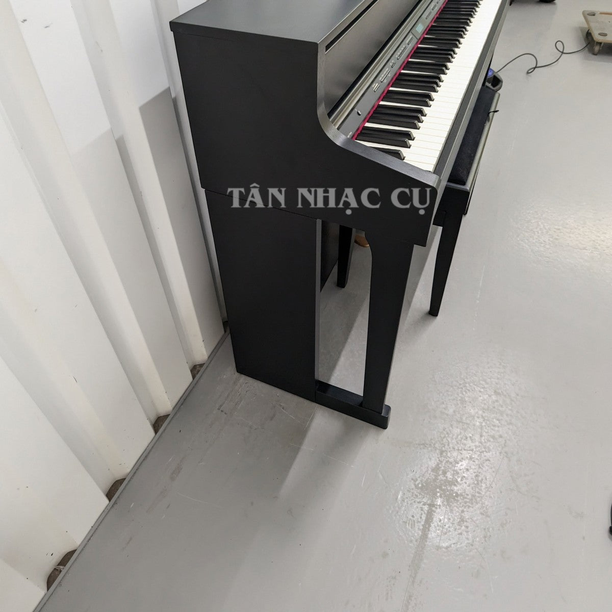 Đàn piano điện Roland HP605 màu đen tại Tân Nhạc Cụ, thiết kế sang trọng với bàn phím gỗ lai PHA-50 cao cấp.