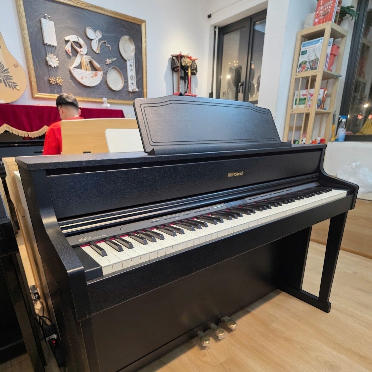 Đàn piano điện Roland HP605 màu đen tại showroom Tân Nhạc Cụ với bàn phím PHA-50 và thiết kế sang trọng