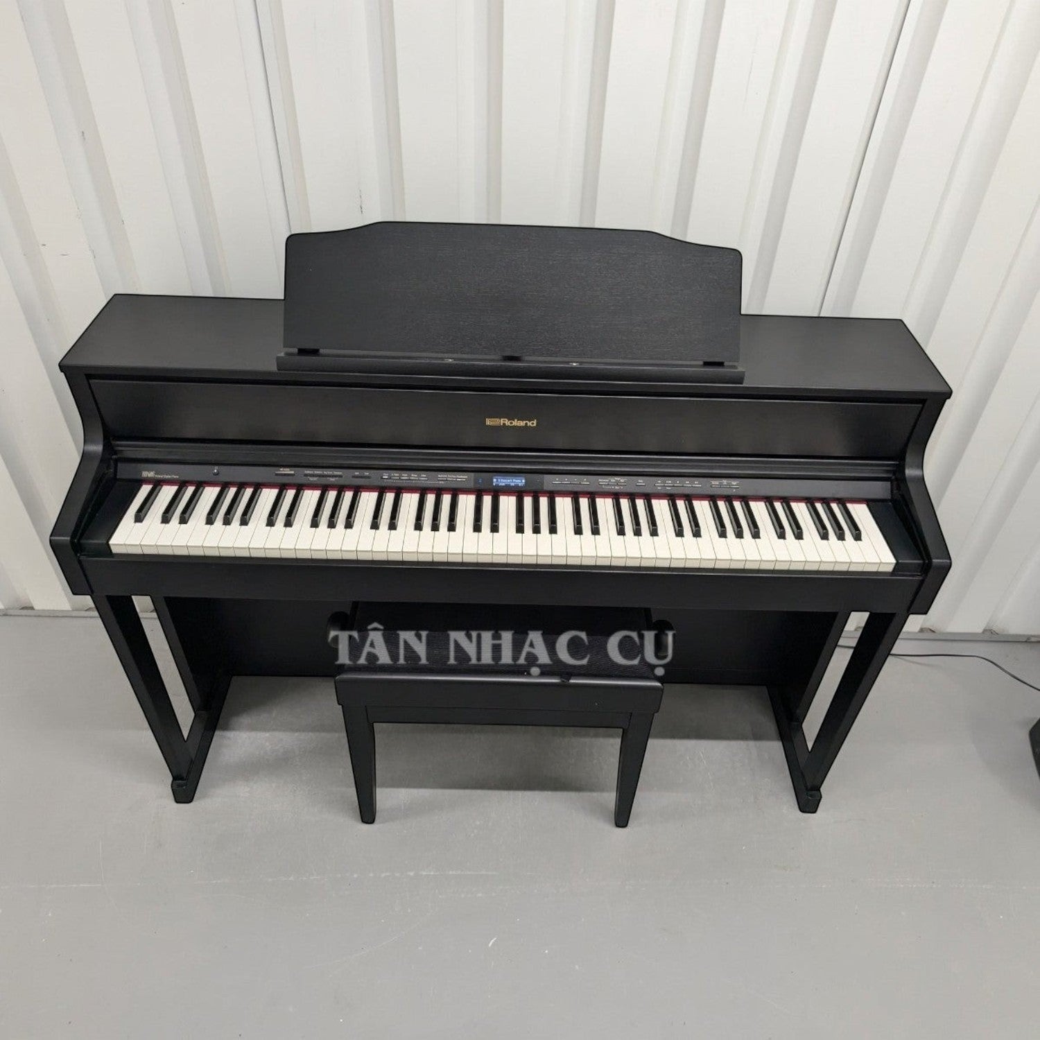 Đàn piano điện Roland HP605 màu đen tại TÂN NHẠC CỤ, bàn phím gỗ lai PHA-50, thiết kế sang trọng cho gia đình.