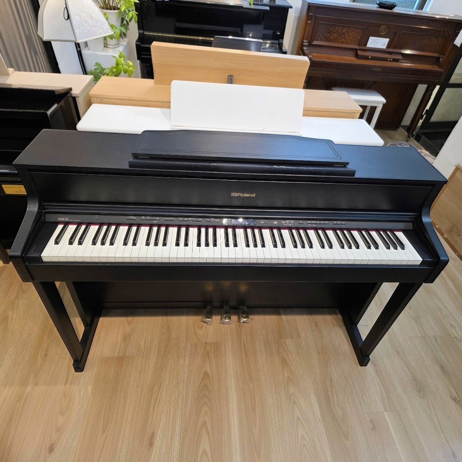 Đàn piano điện Roland HP605 màu đen tại Tân Nhạc Cụ với bàn phím PHA-50 và thiết kế sang trọng