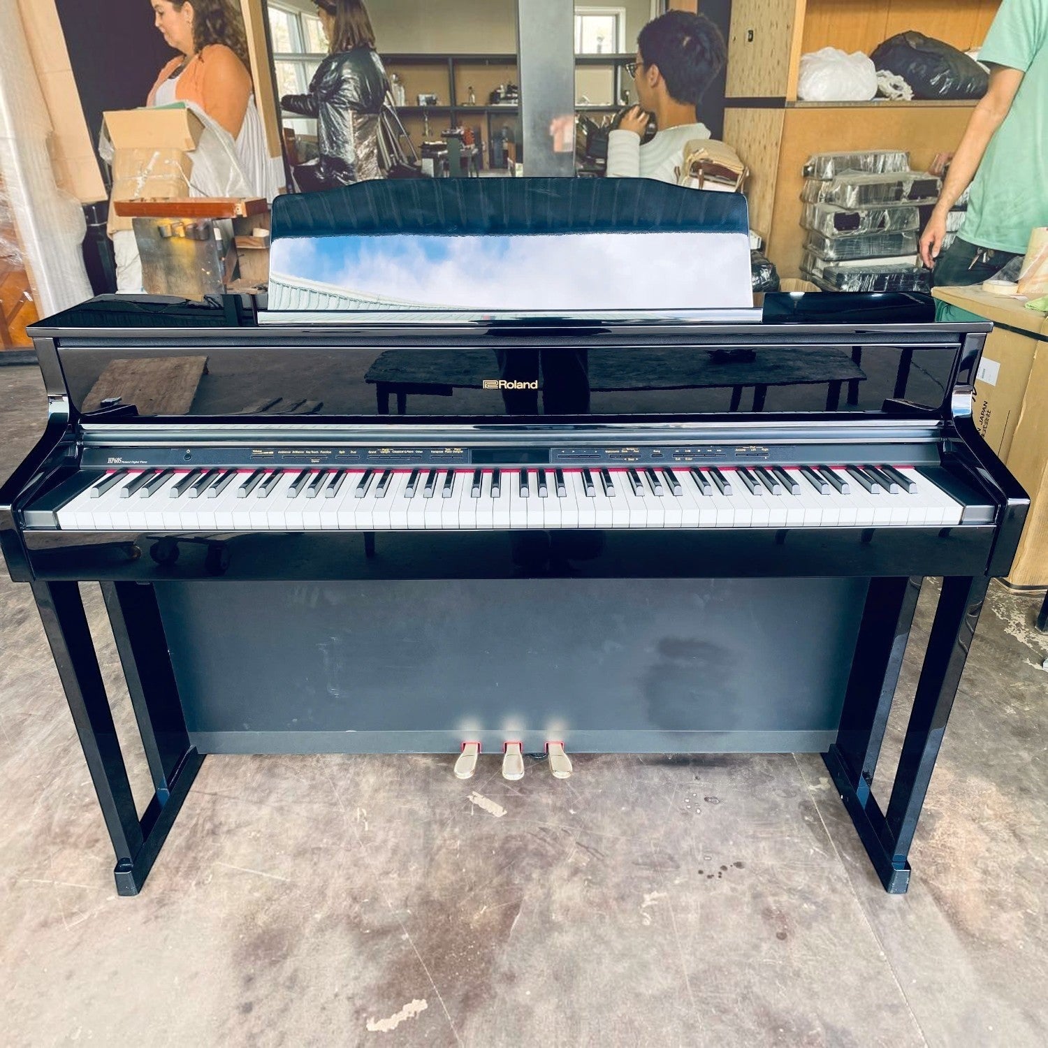 Đàn piano điện Roland HP605 màu đen bóng sang trọng, bàn phím PHA-50 tại showroom TÂN NHẠC CỤ