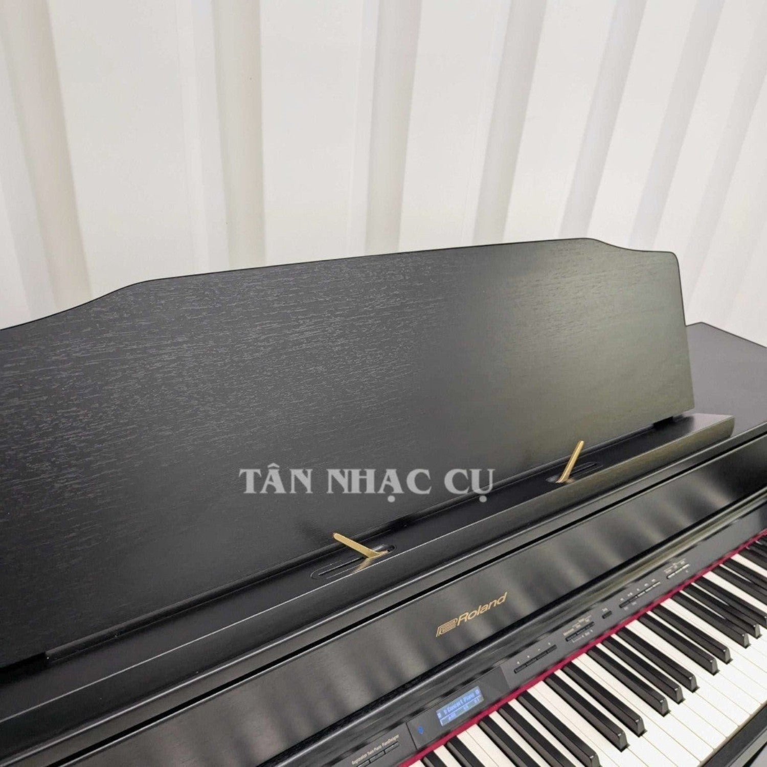 Đàn piano điện Roland HP605 màu đen sang trọng tại Tân Nhạc Cụ với bàn phím PHA-50 và nắp đậy vân gỗ tinh tế