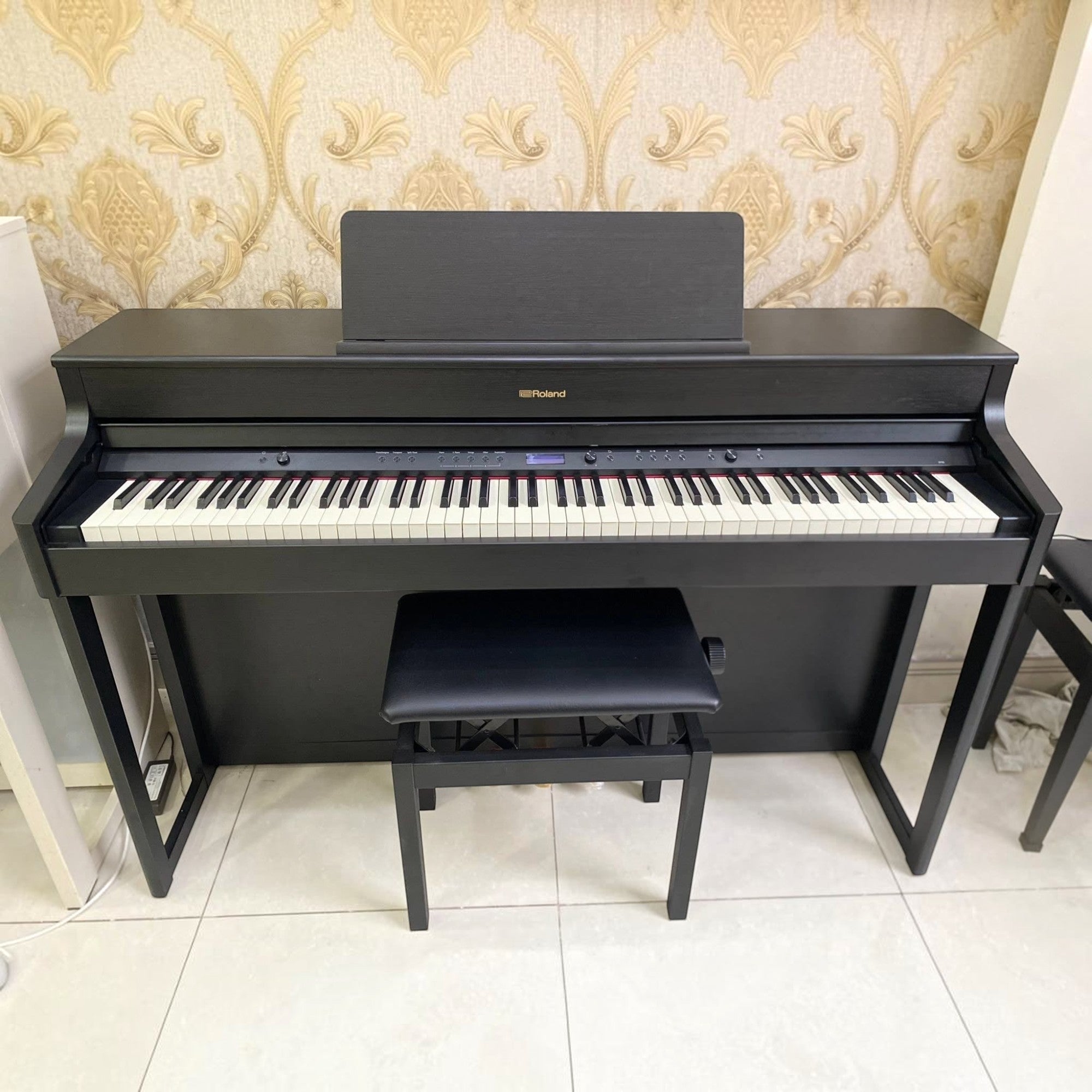 Đàn piano điện Roland HP702 màu than chì tại Tân Nhạc Cụ với thiết kế tủ đứng sang trọng và bàn phím PHA-4