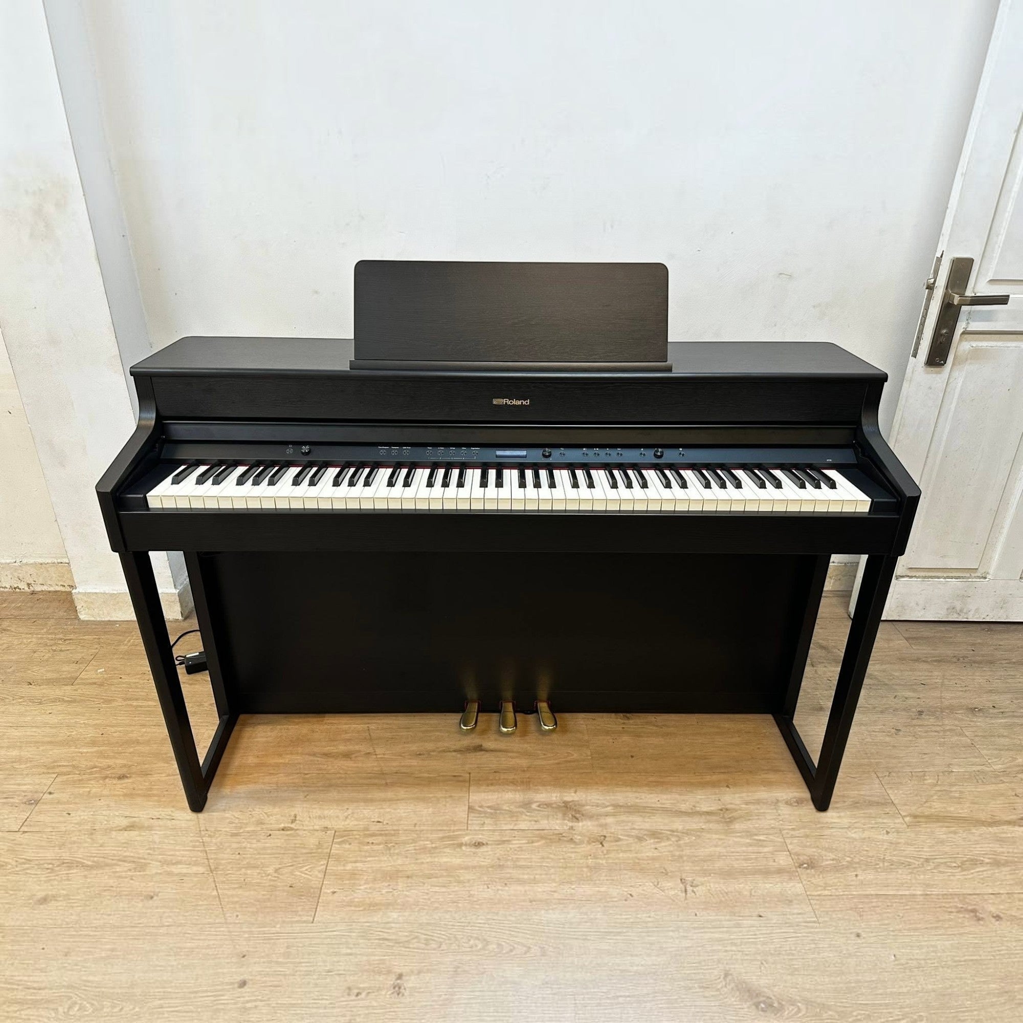 Đàn piano điện Roland HP702 màu than chì tại Tân Nhạc Cụ với thiết kế tủ đứng sang trọng và bàn phím PHA-4.