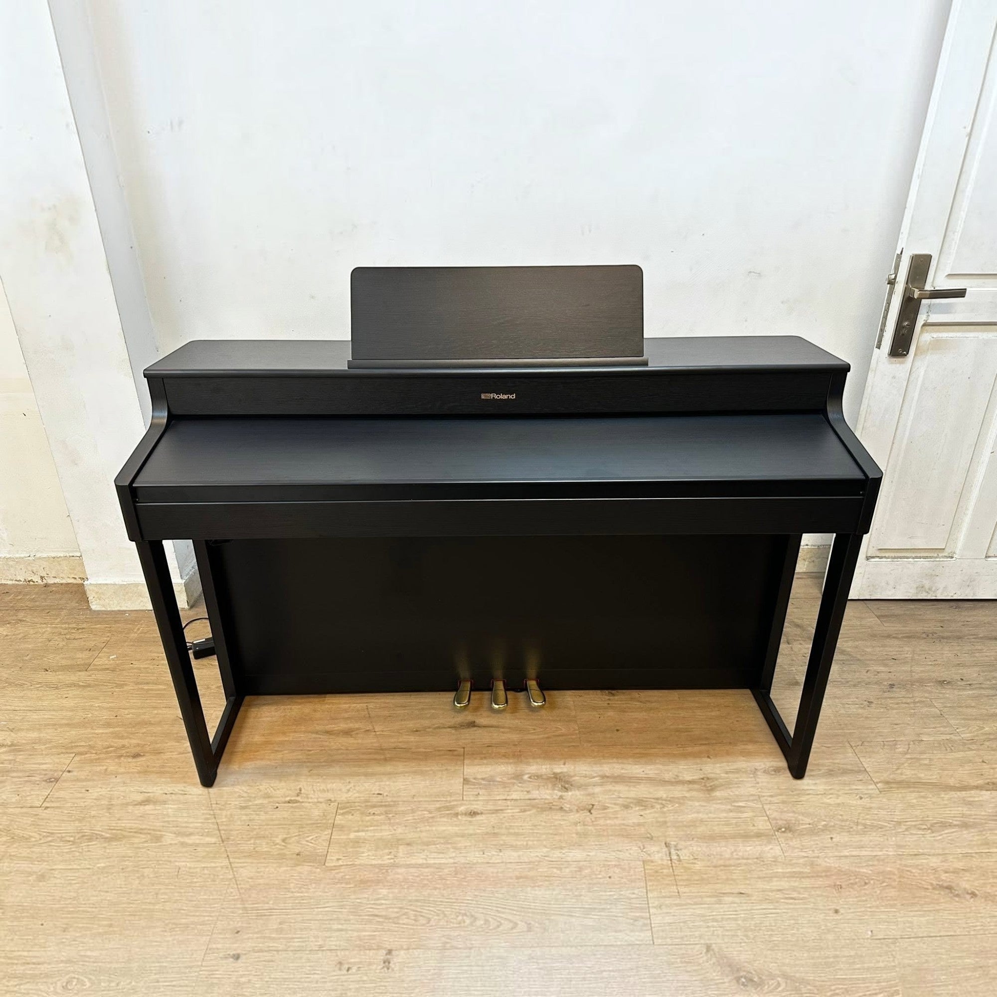 Đàn piano điện Roland HP702 màu than chì sang trọng tại TÂN NHẠC CỤ, thiết kế tủ đứng gọn gàng với 3 pedal kim loại.
