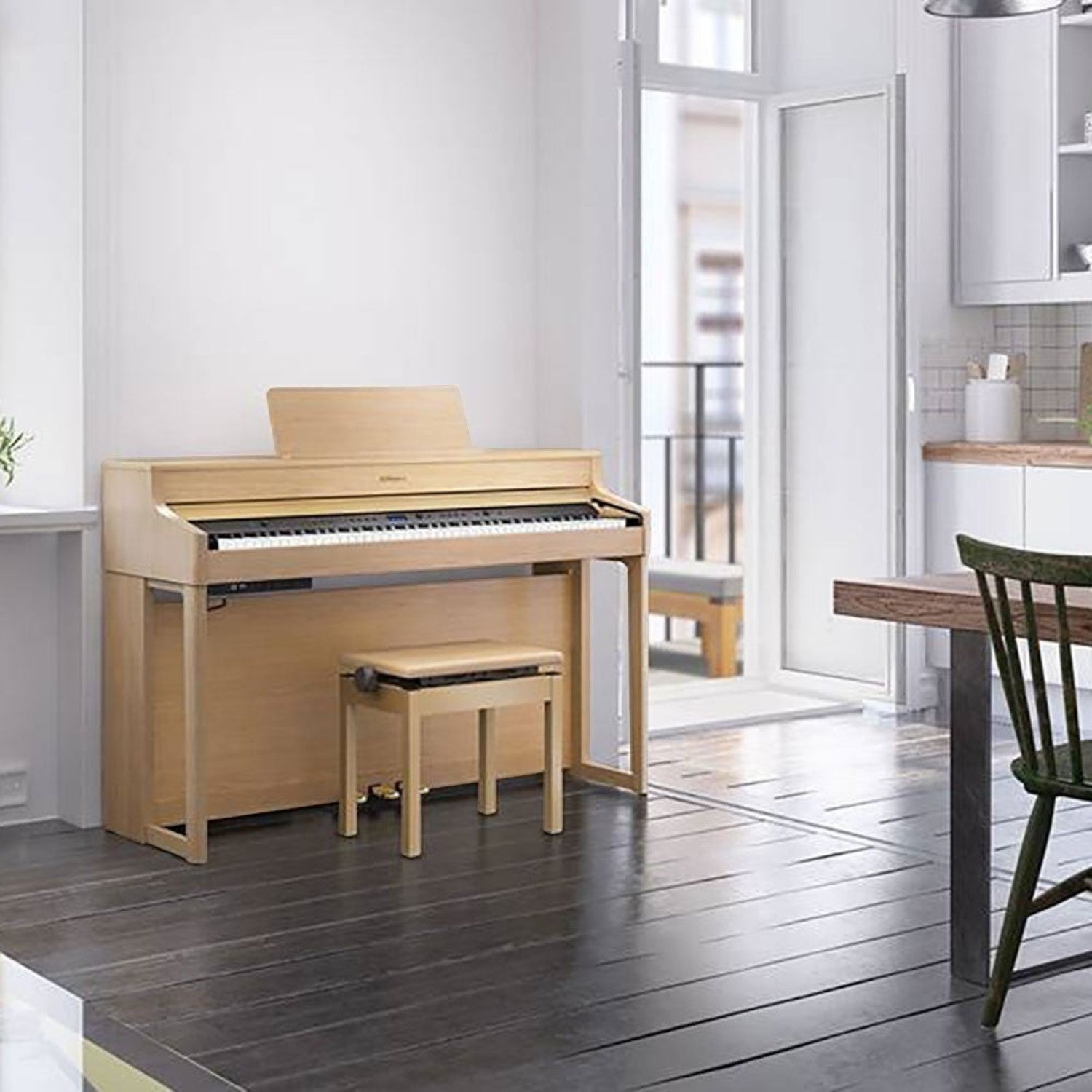 Đàn piano điện Roland HP704 màu gỗ sáng sang trọng tại showroom Tân Nhạc Cụ với thiết kế hiện đại và tinh tế