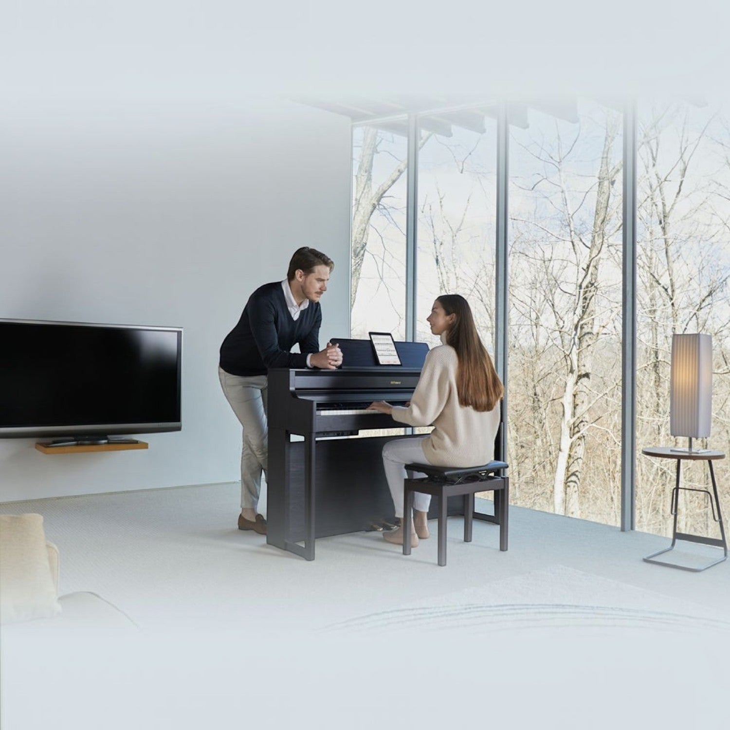 Đàn piano điện Roland HP704 màu đen sang trọng tại TÂN NHẠC CỤ, thiết kế hiện đại trong không gian phòng khách
