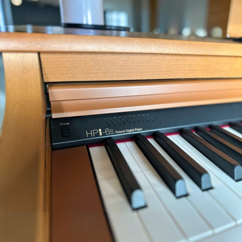 Đàn piano điện Roland HPi-6S màu gỗ sang trọng tại TÂN NHẠC CỤ với thiết kế phím đàn tinh tế và hiện đại