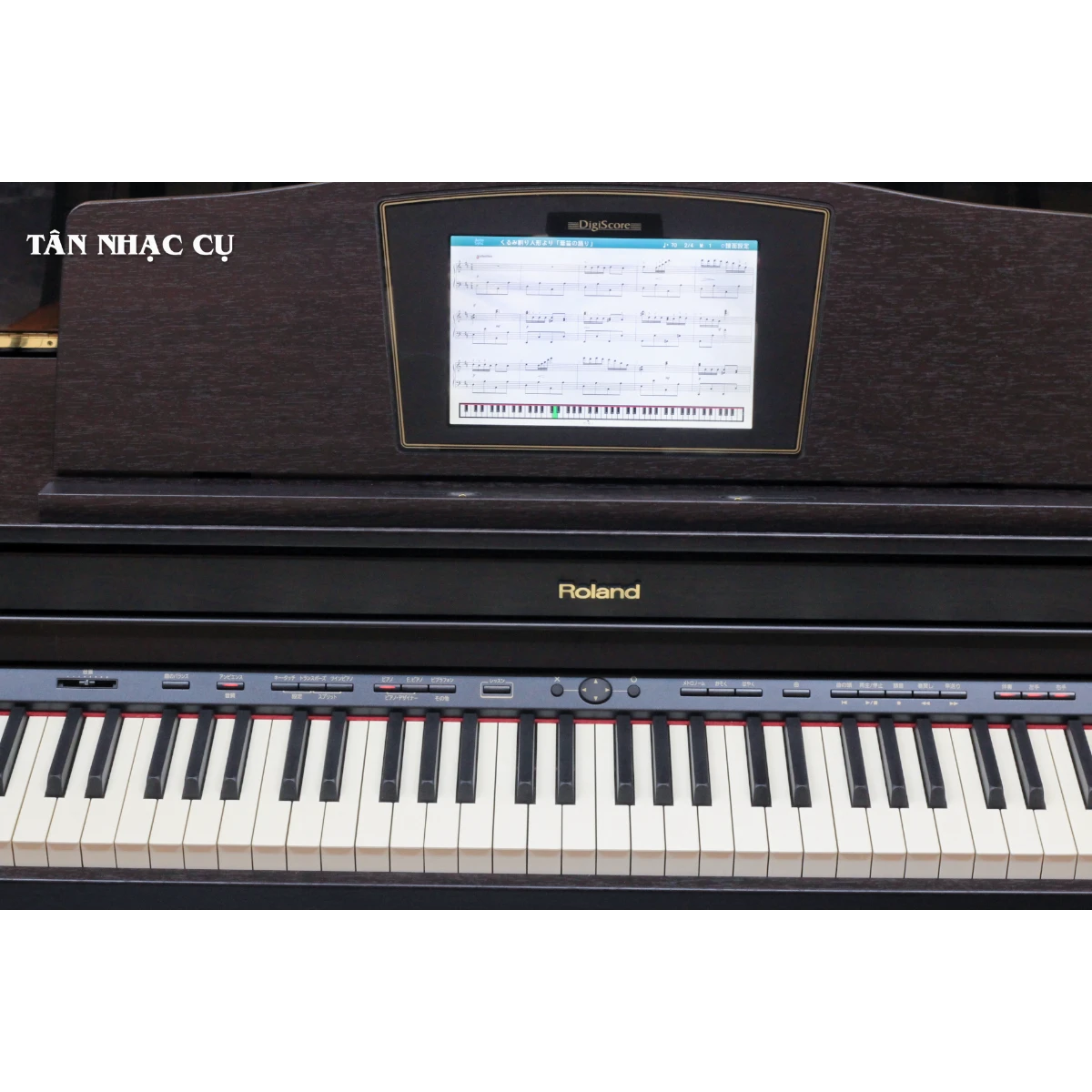 Đàn piano điện Roland HPi-50 màu gỗ hồng đào tại TÂN NHẠC CỤ với màn hình DigiScore hiển thị bản nhạc trên giá nhạc