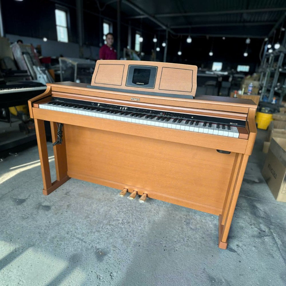 Đàn piano điện TÂN NHẠC CỤ Roland HPi-6DLC màu gỗ tự nhiên với màn hình hiển thị tích hợp và thiết kế sang trọng