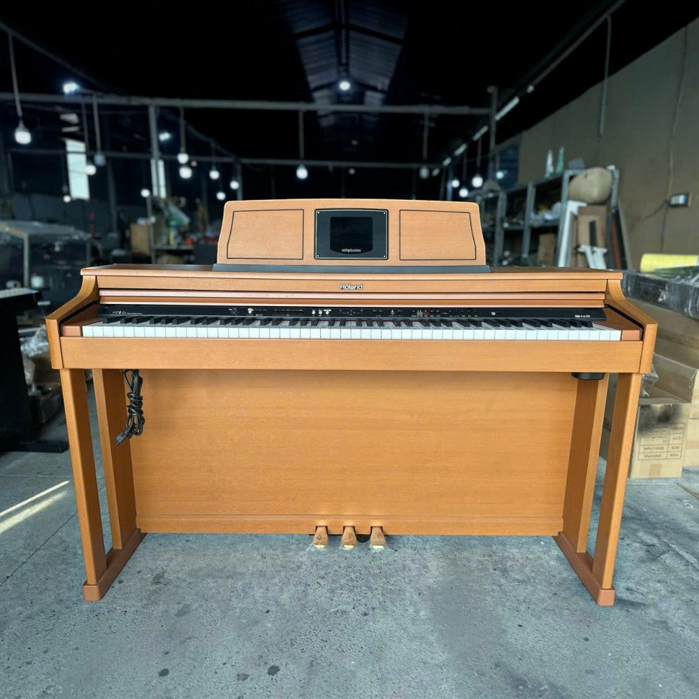 Đàn piano điện Roland HPi-6DLC màu gỗ sang trọng với màn hình hiển thị tích hợp từ TÂN NHẠC CỤ