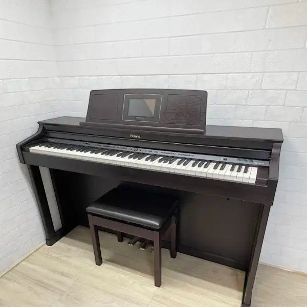 Đàn piano điện Roland HPi-6DLC màu nâu sang trọng với màn hình hiển thị tích hợp tại cửa hàng TÂN NHẠC CỤ