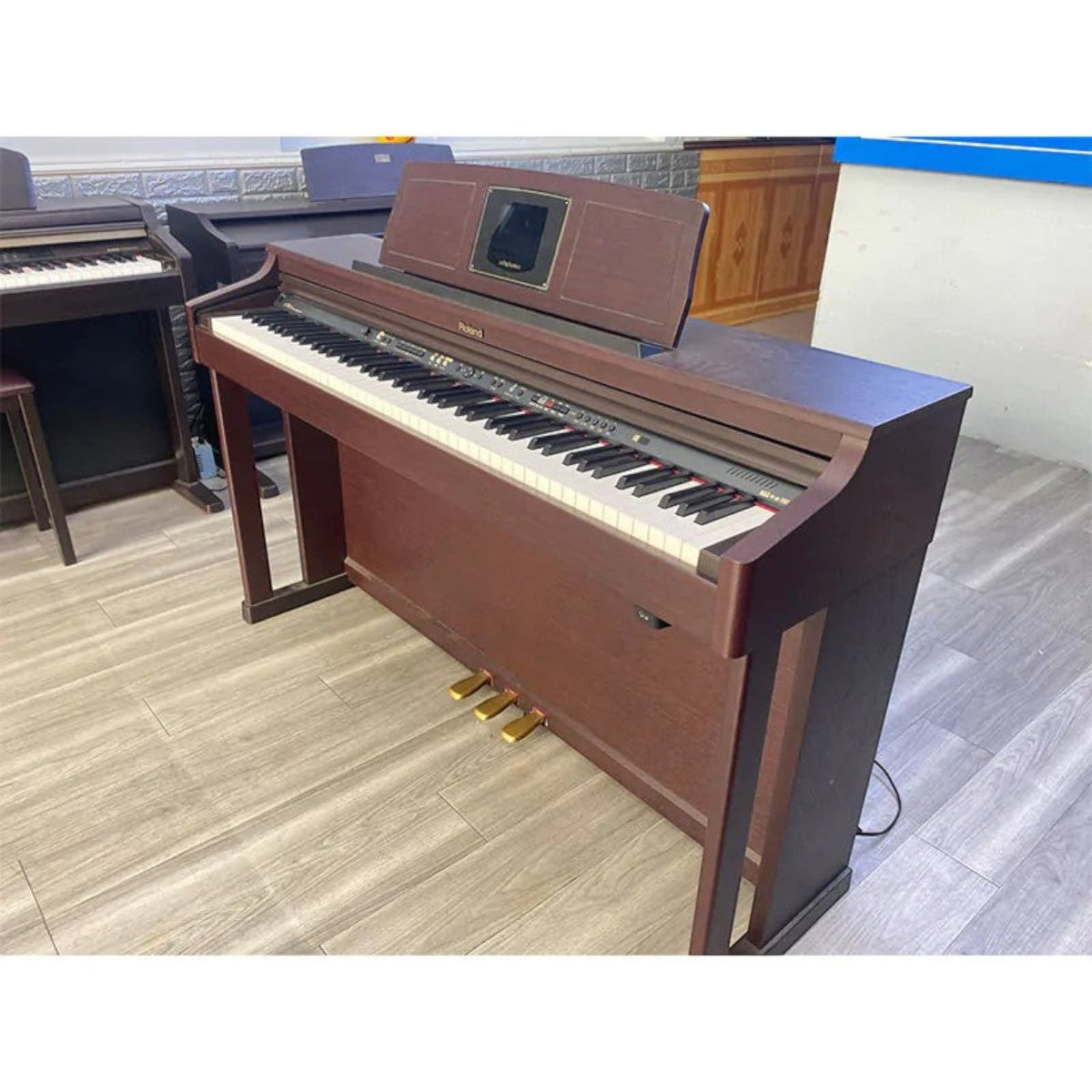 Đàn piano điện Roland HPi6S màu nâu gỗ tại Tân Nhạc Cụ với màn hình hiển thị nốt DigiScore và bàn phím PHA II