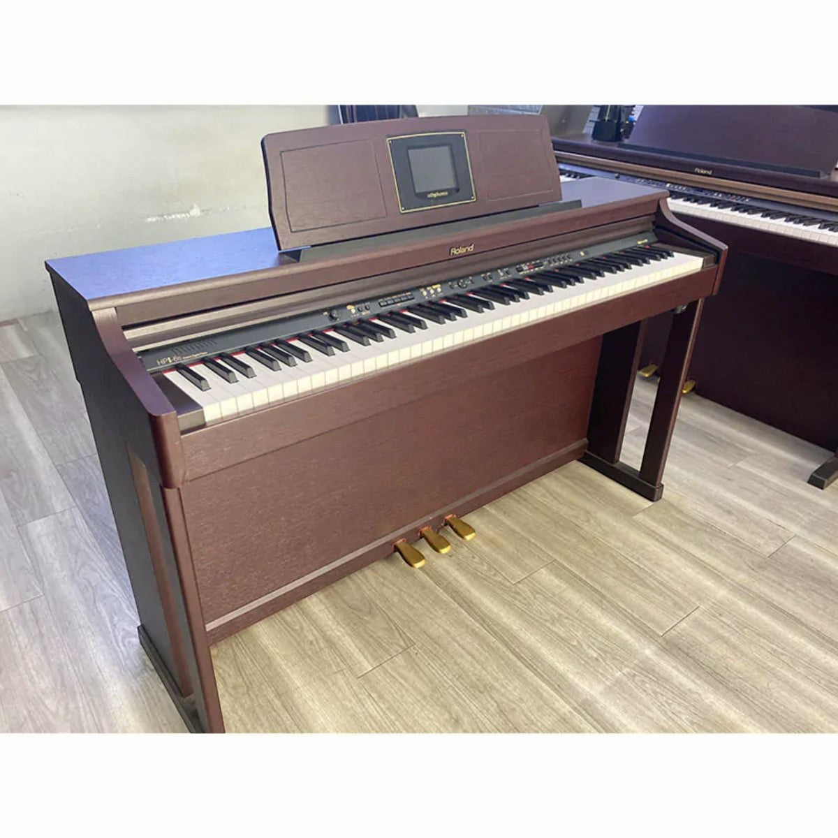 Đàn piano điện Roland HPi6S màu nâu gỗ tại TÂN NHẠC CỤ, thiết kế dáng tủ với màn hình DigiScore tương tác học tập.