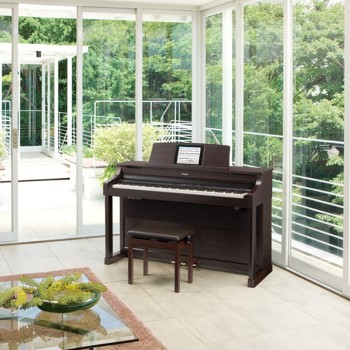 Đàn piano điện Roland HPi7F màu nâu gỗ sang trọng với màn hình DigiScore, đặt trong không gian phòng khách hiện đại
