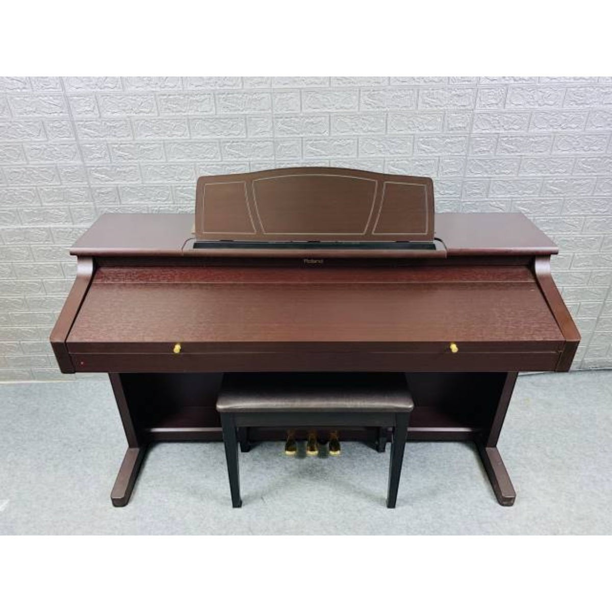 Đàn piano điện Roland KR107 màu nâu gỗ sang trọng tại TÂN NHẠC CỤ, thiết kế dáng tủ cổ điển với nắp đậy phím.