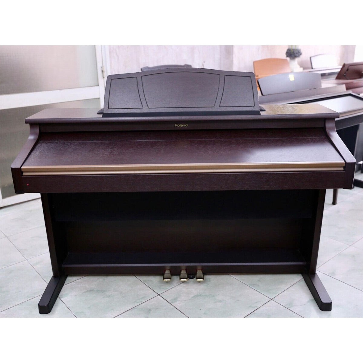Đàn piano điện Roland KR107 màu nâu gỗ sang trọng tại Tân Nhạc Cụ với thiết kế dáng tủ chắc chắn