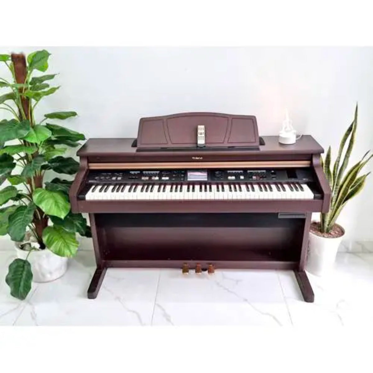 Đàn piano điện Roland KR107 màu nâu gỗ sang trọng tại Tân Nhạc Cụ với thiết kế dáng tủ cổ điển và màn hình cảm ứng