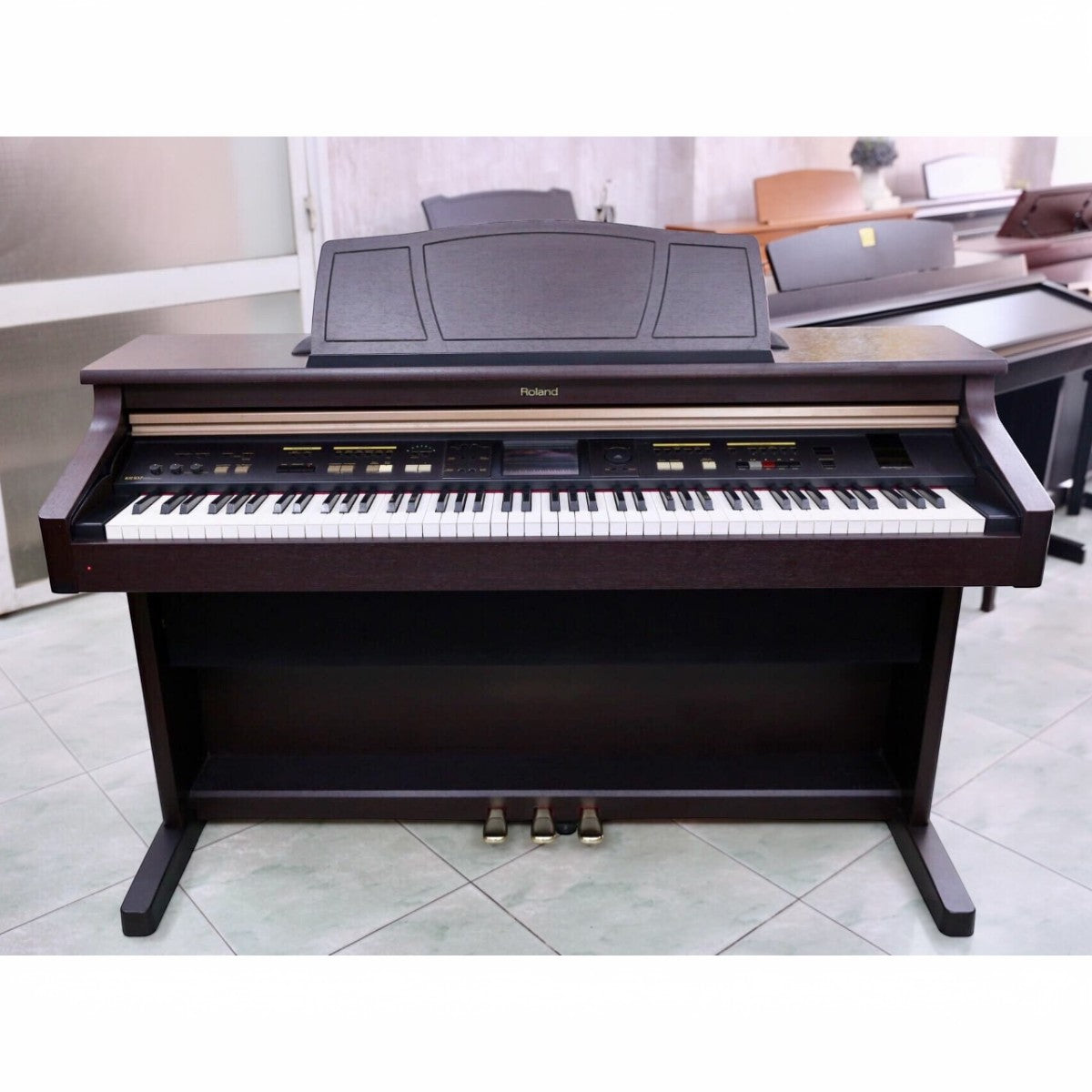 Đàn piano điện Roland KR107 màu nâu gỗ sang trọng, thiết kế dáng tủ cao cấp tại showroom TÂN NHẠC CỤ