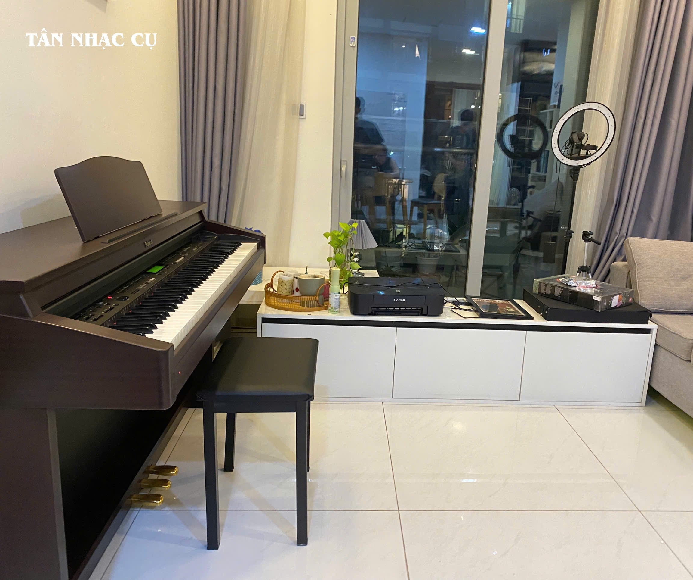 Đàn piano điện Roland KR277 dáng tủ màu gỗ mahogany sang trọng tại showroom TÂN NHẠC CỤ