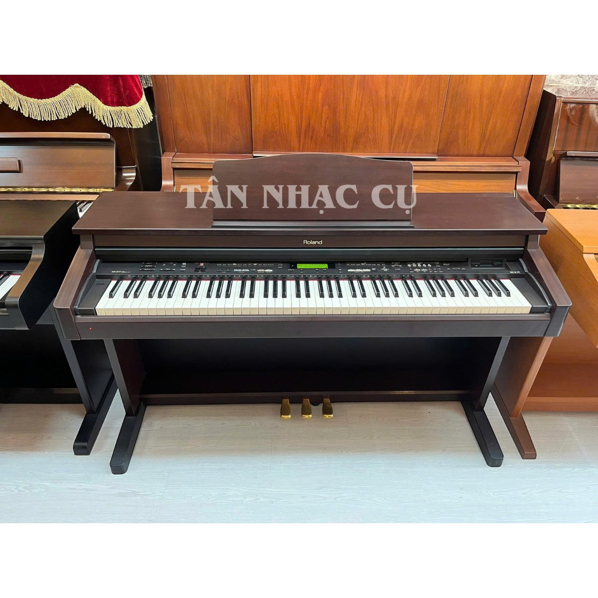 Đàn piano điện Roland KR277 dáng tủ màu gỗ mahogany sang trọng tại TÂN NHẠC CỤ, thiết kế 88 phím búa đa năng.