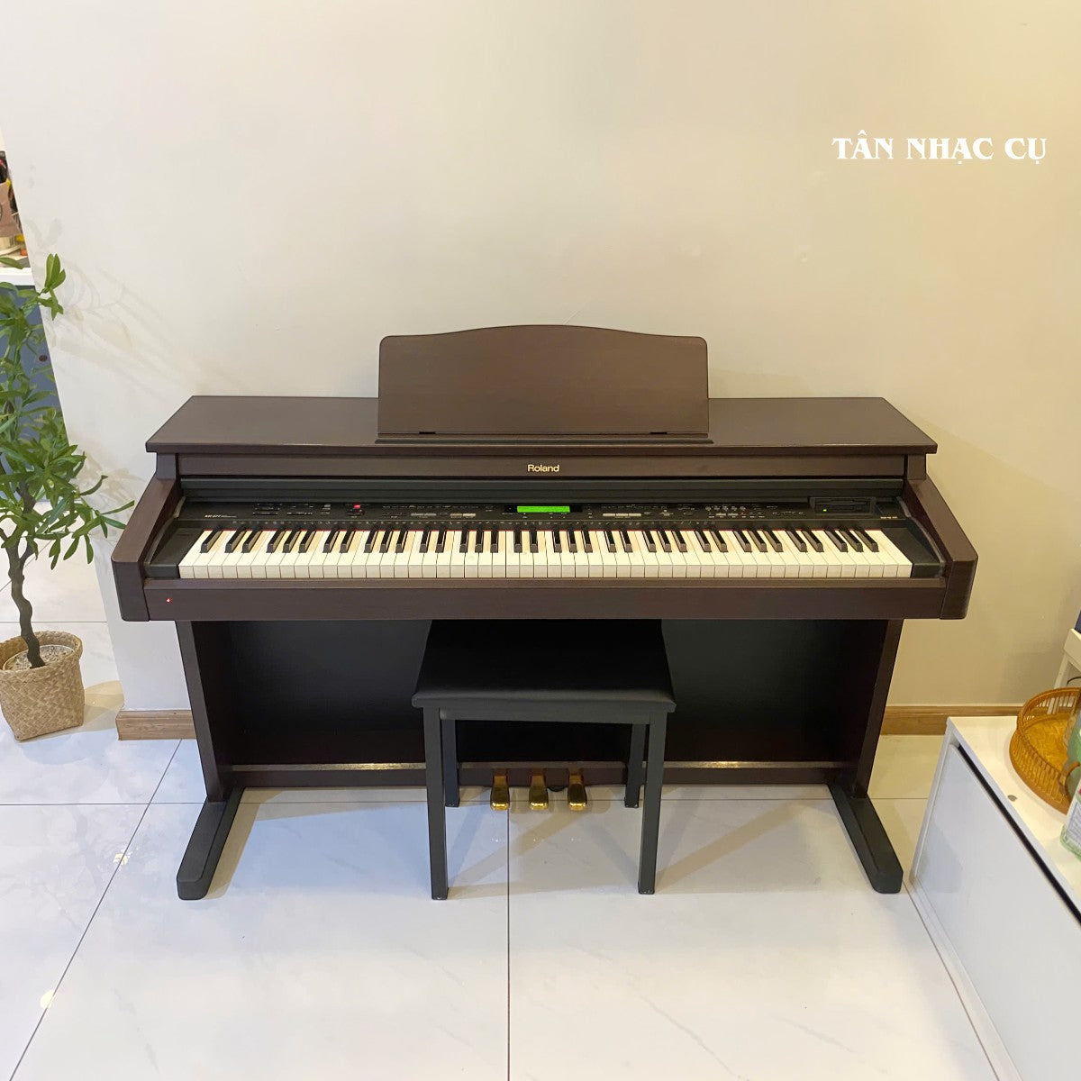 Đàn piano điện Roland KR277 dáng tủ màu gỗ mahogany sang trọng tại TÂN NHẠC CỤ, kèm ghế đàn và bàn phím búa 88 phím.