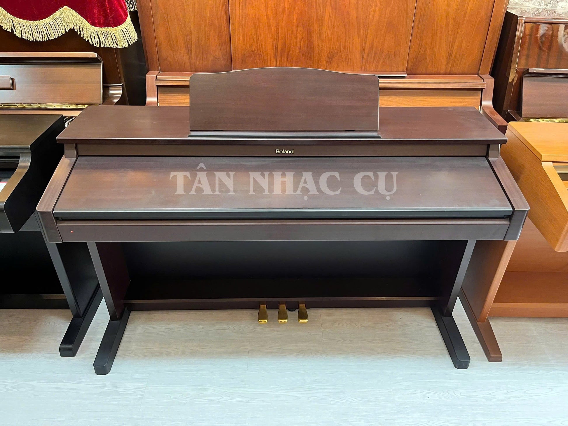 Đàn piano điện Roland KR277 dáng tủ màu gỗ mahogany sang trọng tại TÂN NHẠC CỤ