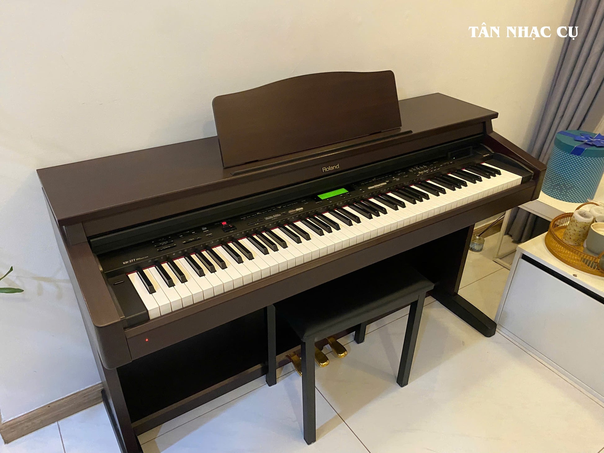 Đàn piano điện Roland KR277 dáng tủ màu gỗ mahogany sang trọng tại TÂN NHẠC CỤ, kèm ghế đàn và bàn phím búa 88 phím.