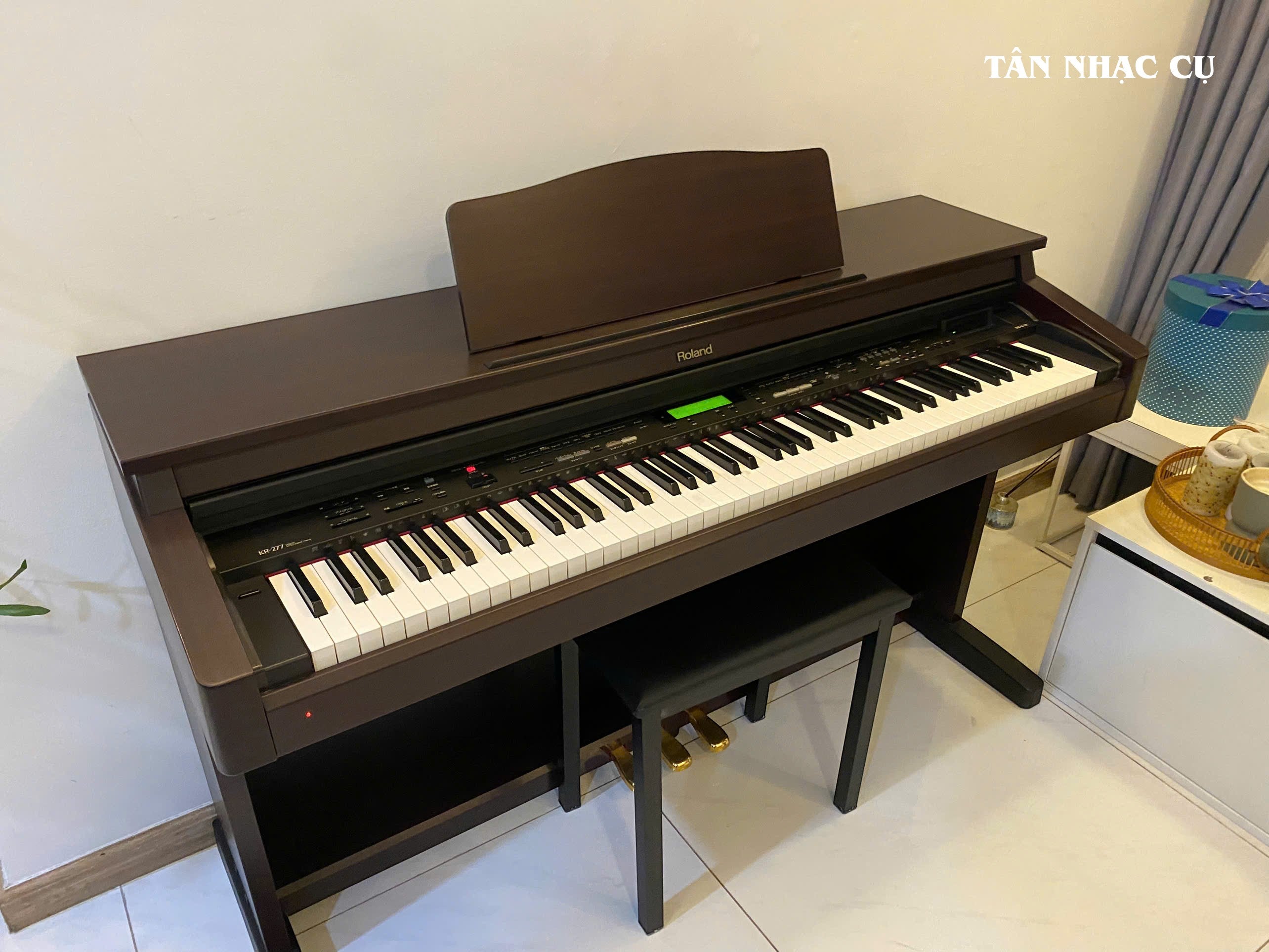 Đàn piano điện Roland KR277 dáng tủ màu gỗ mahogany sang trọng tại TÂN NHẠC CỤ, kèm ghế đàn và bàn phím búa 88 phím.