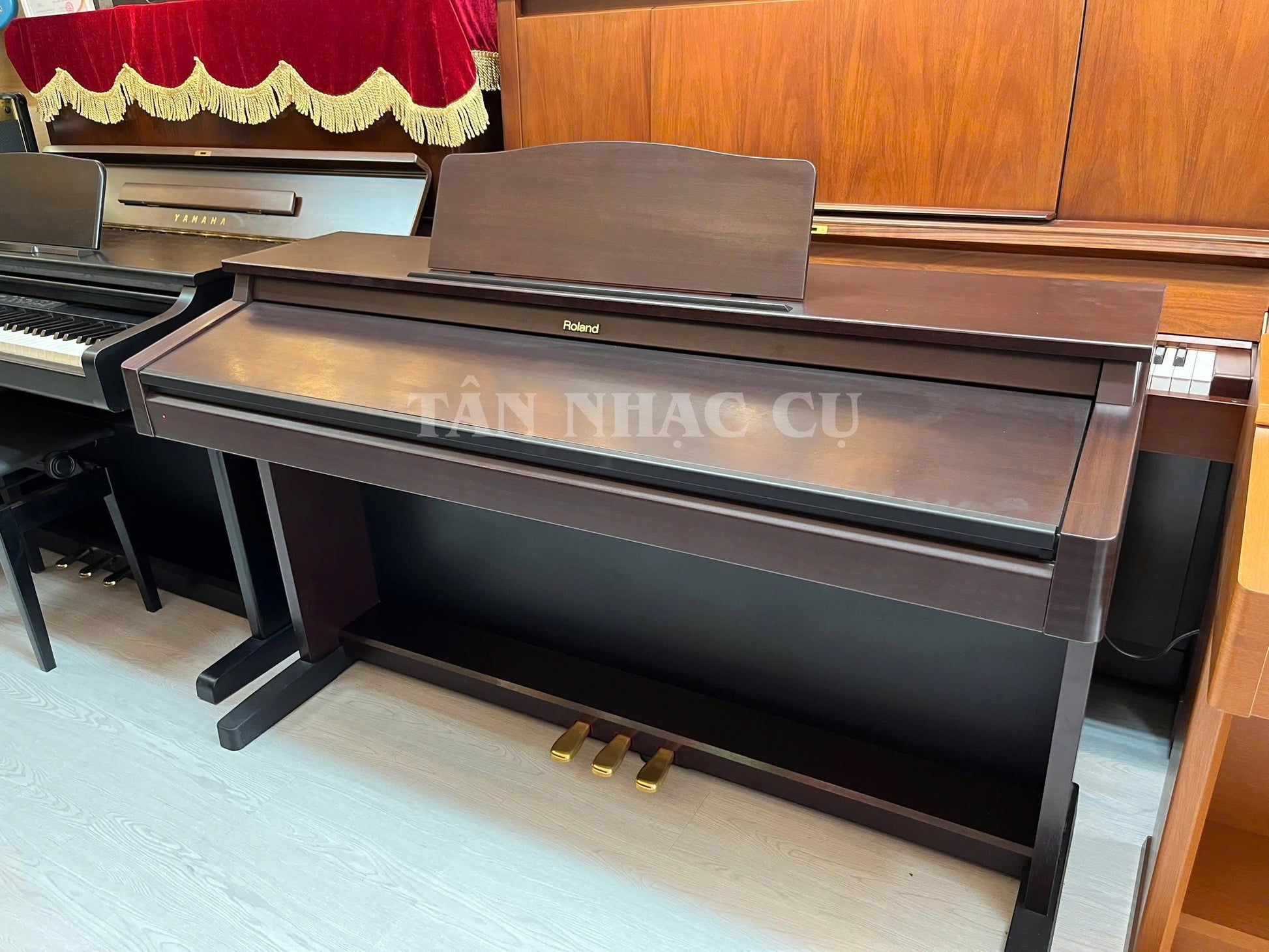 Đàn piano điện Roland KR277 dáng tủ màu gỗ mahogany sang trọng tại cửa hàng TÂN NHẠC CỤ
