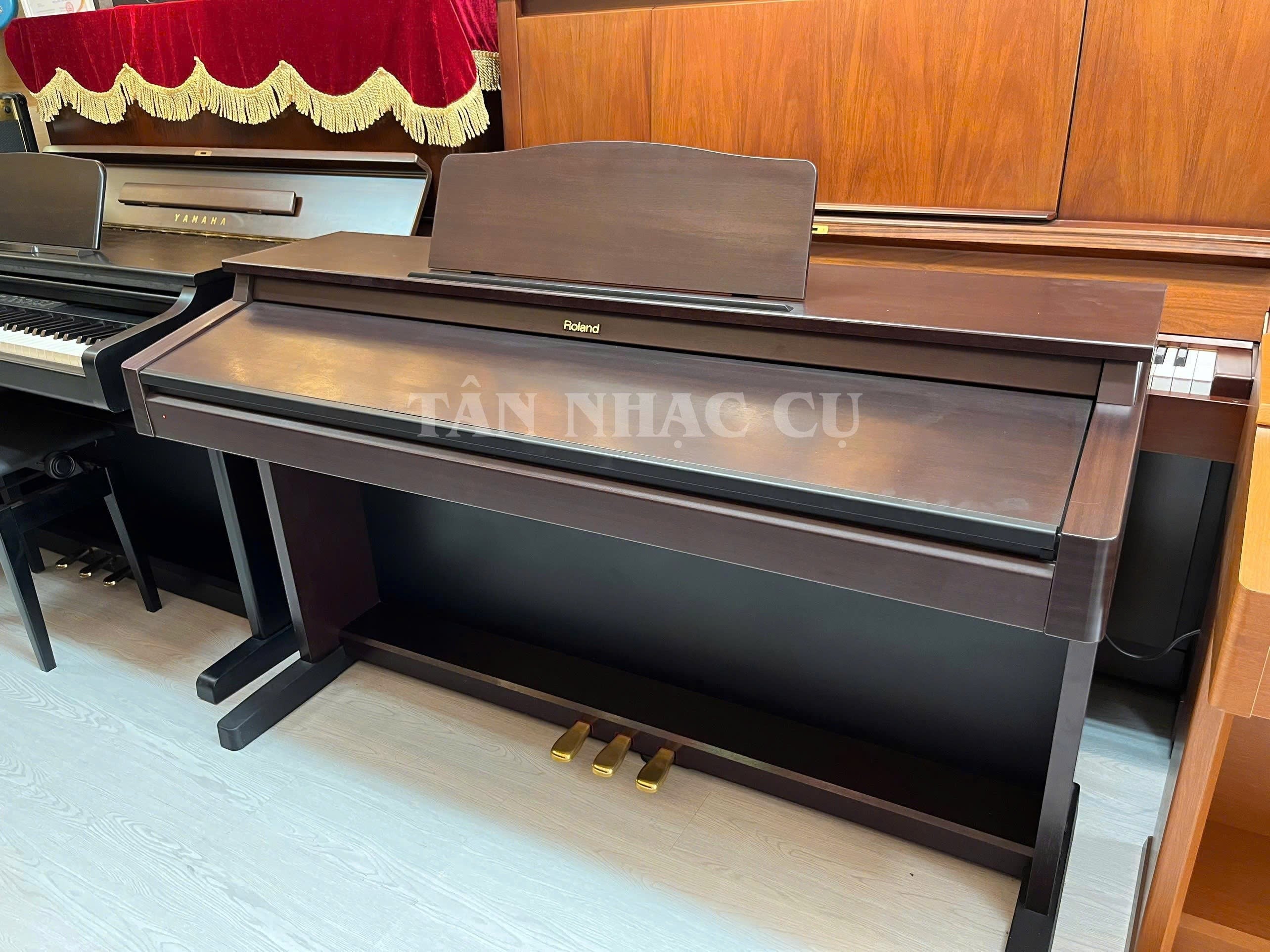 Đàn piano điện Roland KR277 dáng tủ màu gỗ mahogany sang trọng tại cửa hàng TÂN NHẠC CỤ