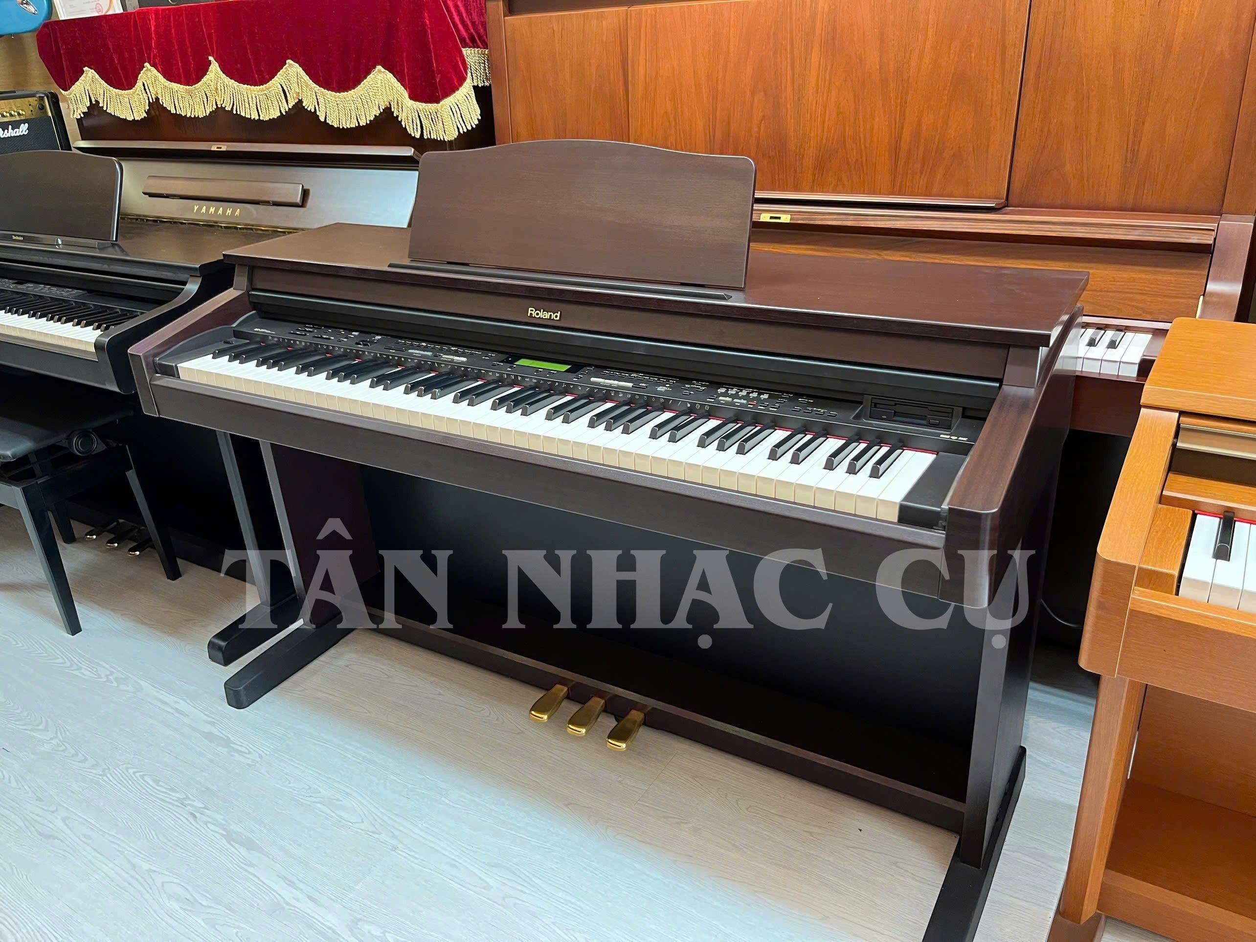 Đàn piano điện TÂN NHẠC CỤ Roland KR277 dáng tủ màu gỗ mahogany sang trọng với bàn phím búa 88 phím