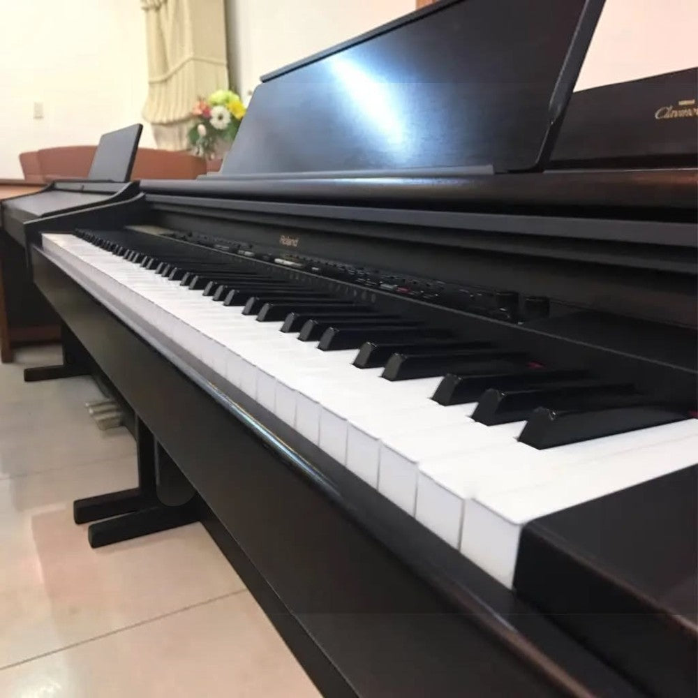 Đàn piano điện Roland KR370 màu đen sang trọng với bàn phím búa 88 phím tại cửa hàng TÂN NHẠC CỤ
