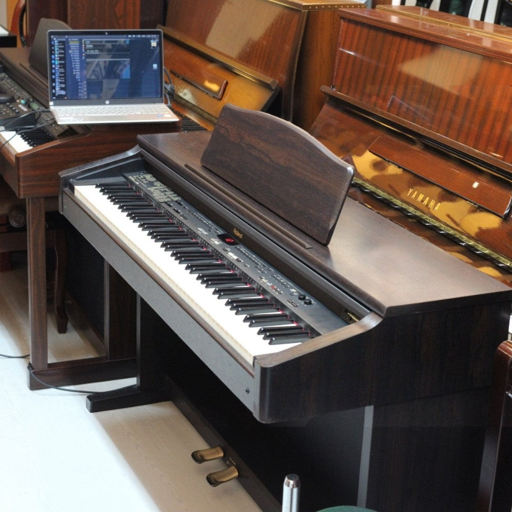 Đàn piano điện Roland KR370 màu nâu gỗ sang trọng, thiết kế tủ đứng tại cửa hàng TÂN NHẠC CỤ