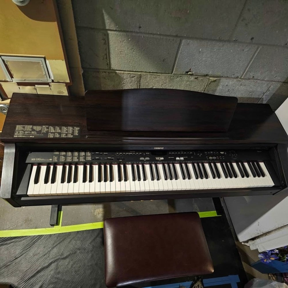 Đàn piano điện Roland KR370 màu nâu gỗ sang trọng với thiết kế tủ đứng tại TÂN NHẠC CỤ