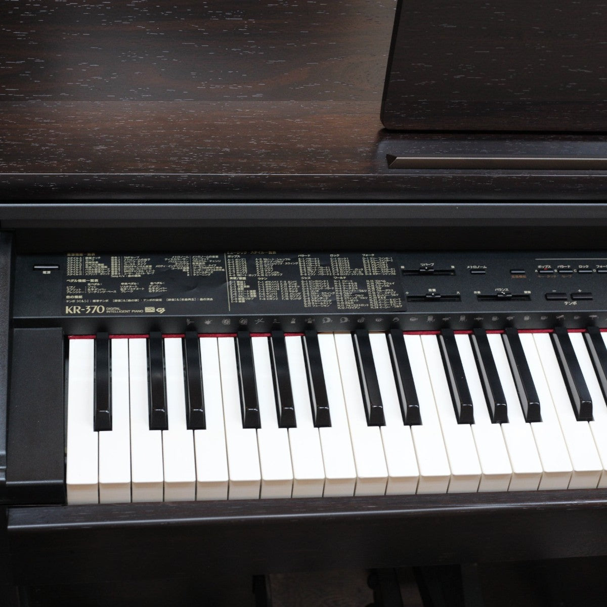 Đàn piano điện Roland KR370 màu nâu gỗ sang trọng với bàn phím 88 phím cảm ứng lực tại TÂN NHẠC CỤ