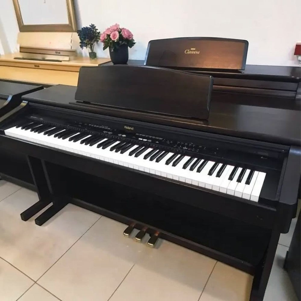 Đàn piano điện Roland KR370 màu nâu gỗ sang trọng với bàn phím búa 88 phím tại cửa hàng TÂN NHẠC CỤ