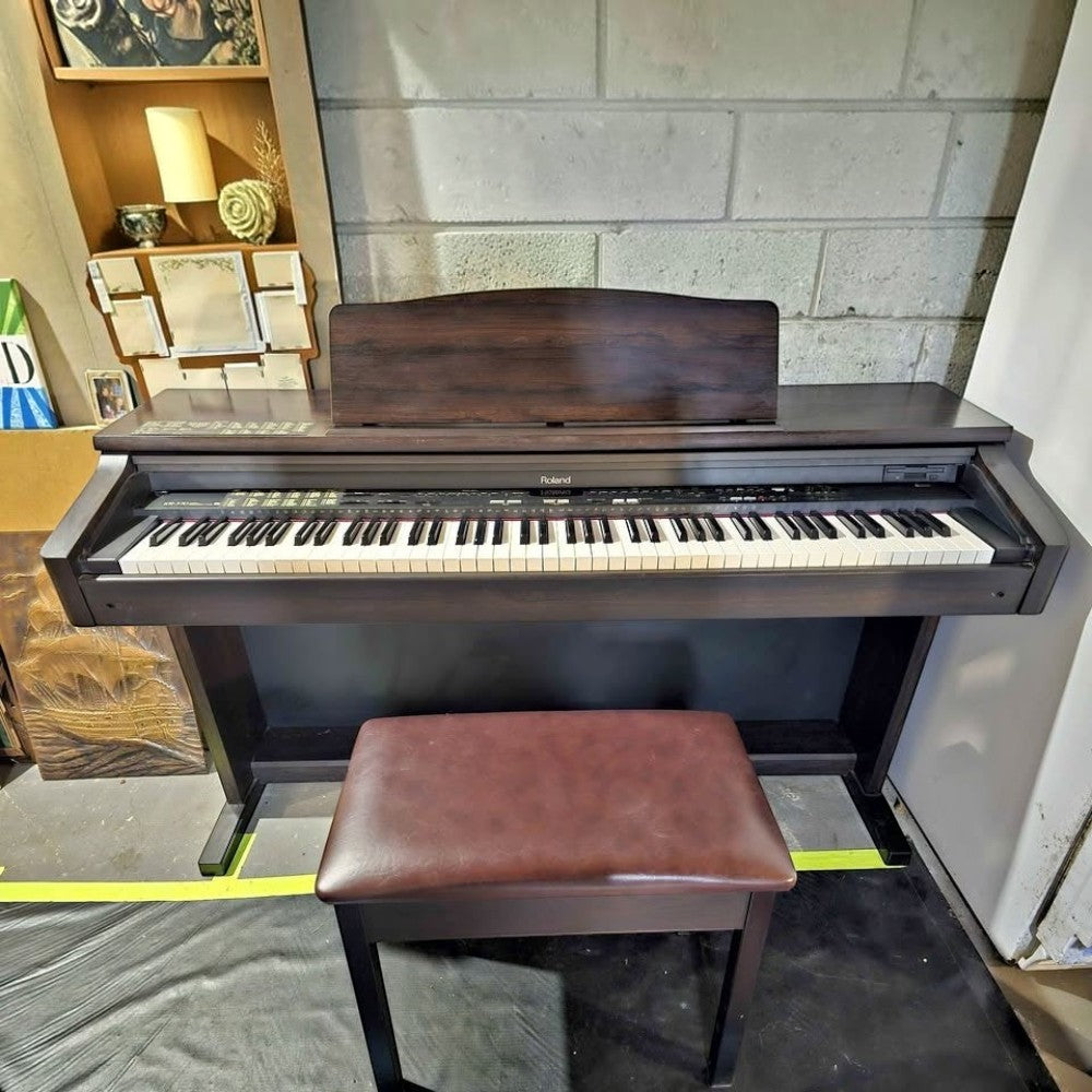 Đàn piano điện Roland KR370 màu nâu gỗ sang trọng với ghế ngồi tại cửa hàng TÂN NHẠC CỤ